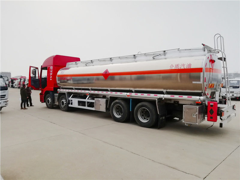 上汽紅巖29.7方前四后八鋁合金運(yùn)油車(chē)，20噸運(yùn)油車(chē)