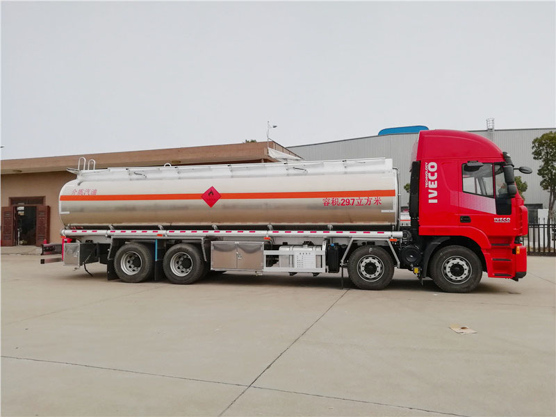上汽紅巖29.7方前四后八鋁合金運(yùn)油車(chē)，20噸運(yùn)油車(chē)