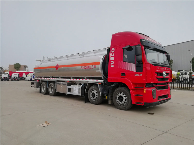 上汽紅巖29.7方前四后八鋁合金運(yùn)油車(chē)，20噸運(yùn)油車(chē)